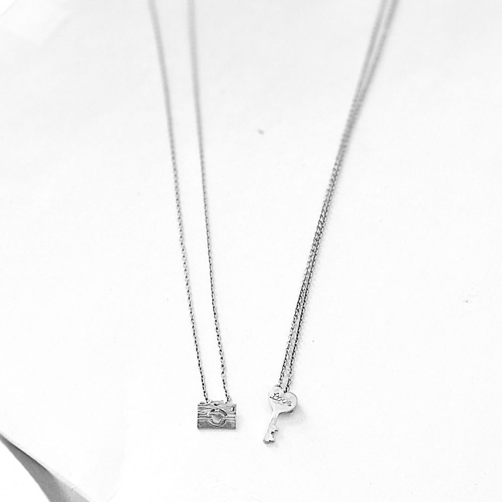 Matching Key-and-Camera Jewelry Set - Picture 3 of 4